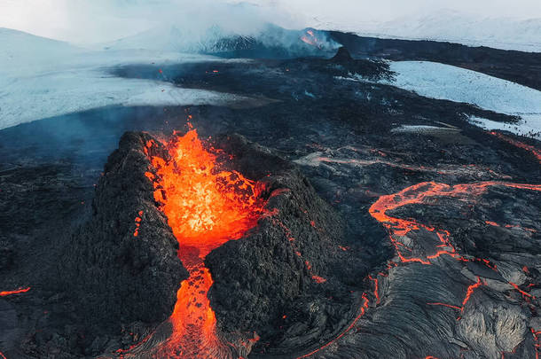 <strong>2021</strong>年冰岛火山爆发。Fagradalsfjall火山位于Grindavik和Reykjavik附近的Geldingadalir山谷。从火山口喷出的热熔岩和岩浆.