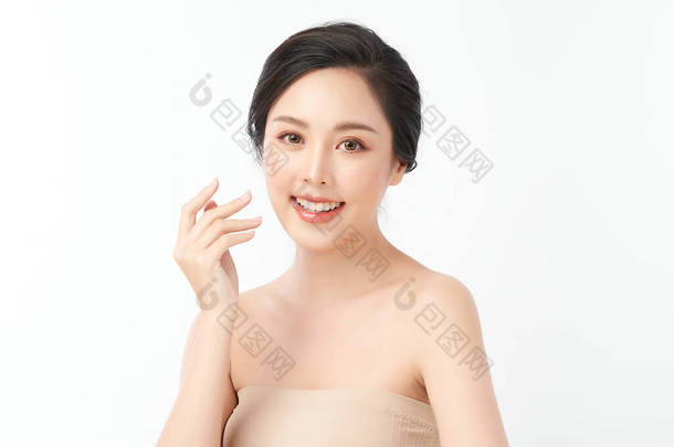 年轻美丽的亚洲女人，有着洁白的背景、脸蛋<strong>护理</strong>、面部<strong>护理</strong>、美容美发、美容美发、水疗、亚洲<strong>女性</strong>肖像.
