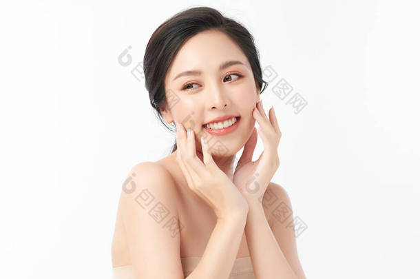 年轻美丽的亚洲女人，有着<strong>洁白</strong>的背景、脸蛋<strong>护理</strong>、面部<strong>护理</strong>、美容美发、美容美发、水疗、亚洲女性肖像.