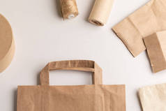 环保包装材料。纸袋、布袋、黄麻绳、白色背景纸板箱,