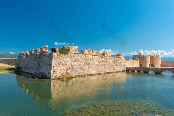 希腊威尼斯人要塞里约城堡的景观，靠近穿越科林斯湾海峡的里约-安蒂里奥大桥，希腊佩洛蓬尼斯