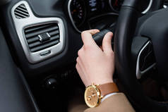 驾驶汽车时使用转向灯的带腕表的人的剪影