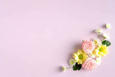 粉红背景的植物构图。母亲节快乐，生日快乐，结婚纪念日快乐.