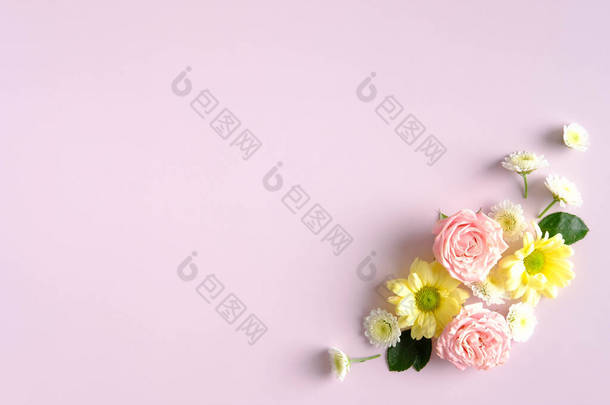 粉红背景的植物构图。母亲节快乐，生日快乐，<strong>结婚纪念日</strong>快乐.