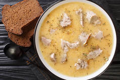 经典的瑞典豌豆汤Artsoppa是用黄豆片和肉做成的，放在桌上的盘子里。从Abov的水平顶部视图
