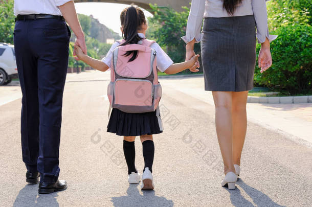 年幼的父母送孩子上学
