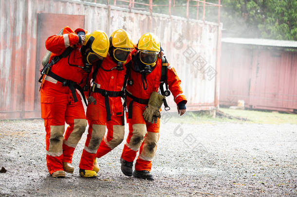 消防队在危险区域内意外地支援朋友。保护与支援一起。合作团结协作<strong>团队精神</strong>.