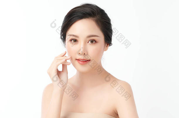 年轻美丽的亚洲女人，有着洁白的背景、脸蛋<strong>护理</strong>、面部<strong>护理</strong>、美容美发、美容美发、水疗、亚洲<strong>女性</strong>肖像.