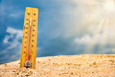 空中沙中的温度计显示出很高的环境温度