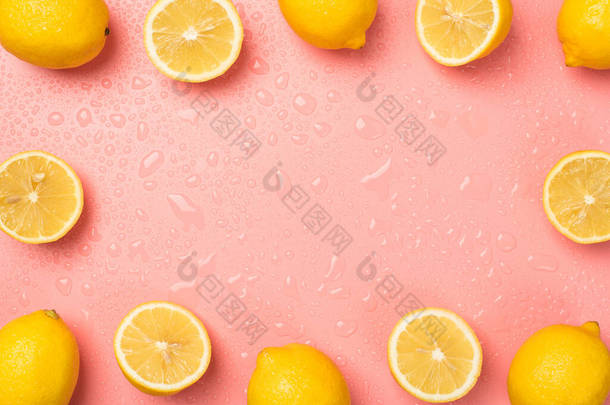 水滴切割和整个黄色多汁柠檬在孤立的浅粉色背景上的顶部照片，中间有彩色空间
