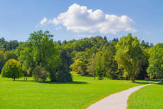 在斯洛文尼亚首都卢布尔雅那的一个阳光明媚的日子里，一些人在绿树成荫的蒂沃里公园里散步放松