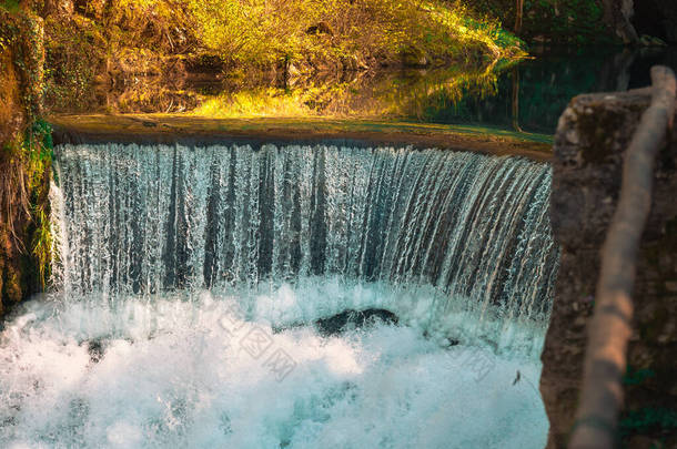 Krupajsko Vrelo（Krupaj泉）位于塞尔维亚，美丽的泉水，有瀑布和洞穴