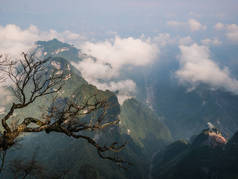 中国张家界市天门山风景秀丽。中国湖南省张家界市天门山旅游目的地