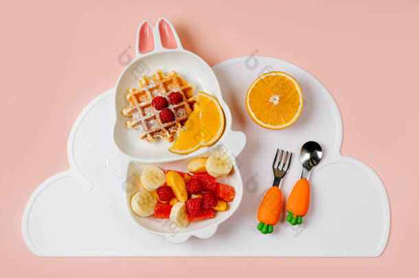<strong>儿童早餐</strong>。用松饼和水果做成的兔子形的小盘子.给孩子们的食物建议.