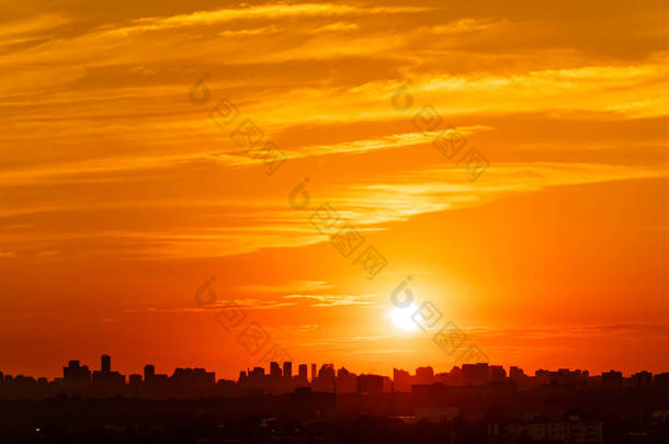多伦多加拿大城市景观天际线景观炎热炎热的夏夜日落.橙色的黄昏，太阳光和<strong>云彩</strong>。气候变化概念。戏剧化的<strong>云彩</strong>景观.