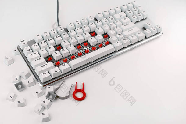 在白色背景上拆开键盘.拆卸和清理计算机键盘.清洗<strong>电脑</strong>设备。机械键盘开关.