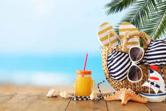 假期和夏季概念与海洋生活方式的对象和新鲜水果饮料在木桌上
