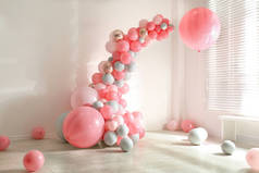 派对用彩色气球装饰的房间