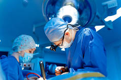 在现代手术室进行外科手术的医疗队