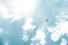 在蓝天白云中飞翔的飞机的底观