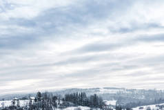 冬季雪山和多云的天空的风景