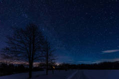 黑暗的天空充满了闪亮的星星在喀尔巴泰山脉在冬天在夜间