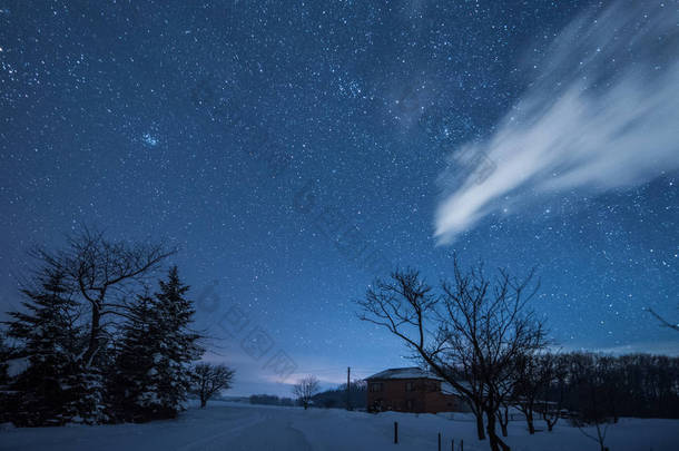 星光灿烂的天空和<strong>房子</strong>在喀尔巴泰山脉的<strong>夜晚</strong>在冬天