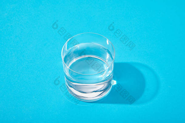 蓝色底色的淡水杯子