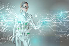 银色机器人妇女触碰数字数据与手在灰色, 未来技术概念