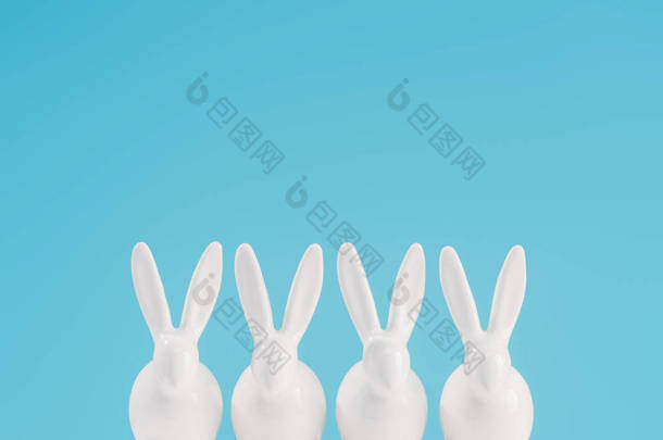 白色复活节兔子被隔离在蓝色