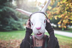 兔子面具女人听音乐