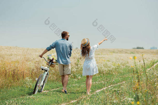 夏季野外带复古自行车的情侣后视