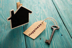家居保安概念-小房子和旧钥匙