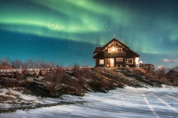 挪威的北极光，Lofoten群岛。 迷人的夜景，<strong>星空下</strong>的木屋