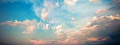 云彩全景。戏剧性的日落天空。高分辨率照片