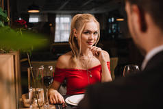 有吸引力的女人在餐厅与男人调情的选择性焦点