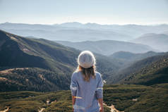 女性旅行者的后视镜在阳光明媚的日子看风景秀丽的山, 喀尔巴泰, 乌克兰