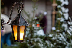 中世纪的灯笼，圣诞市场上有云杉枝条。Riga, Latvia - image