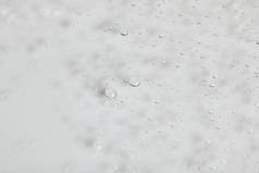 白色背景上透明的水滴
