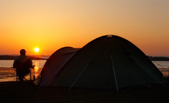 露营车和帐篷背后的日落