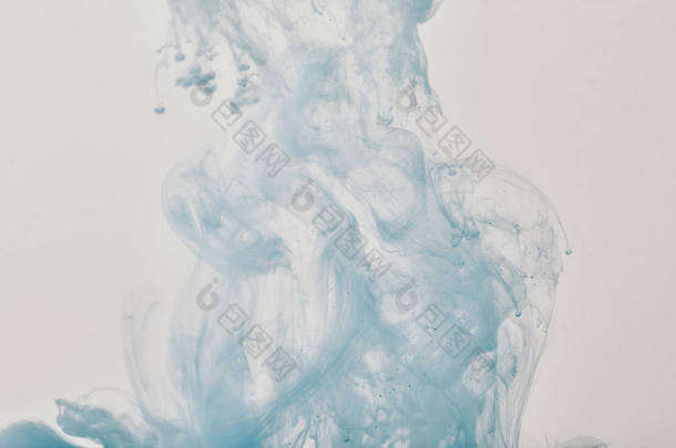 在水中的蓝色油漆漩涡的艺术背景