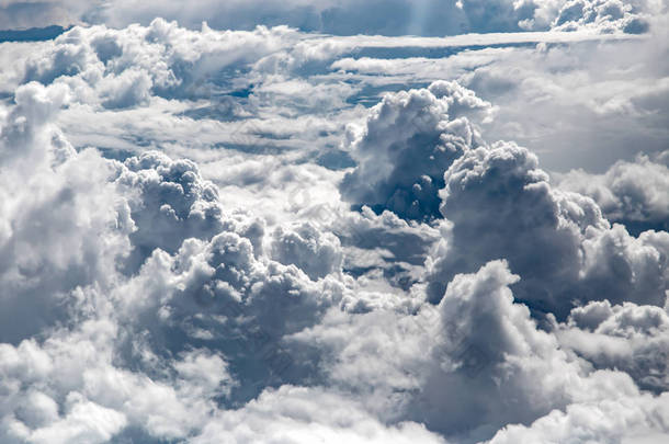 洁白的<strong>云朵</strong>，查看从空中飞机窗口