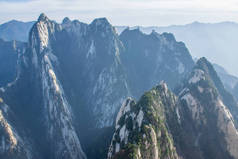 华山石山美丽的空中景观.陕西最受欢迎旅游胜地的山顶谷地