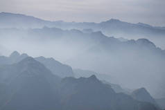 华山石山美丽的空中景观.陕西最受欢迎旅游胜地的山顶谷地