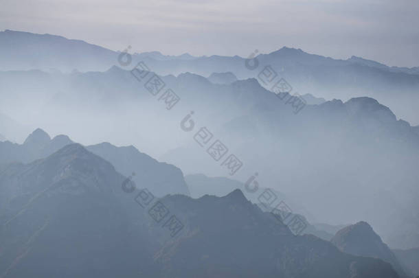 华山石山美丽的空中景观.陕西最受欢迎旅游胜地的山顶谷地