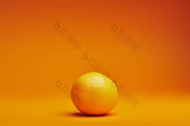 特写镜头查看新鲜成熟的整个橙色橙色的橙色背景