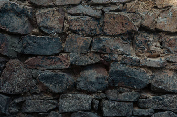 深灰色石材墙体结构特写图