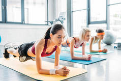 三多文化女性运动员在健身房健身垫上做木板