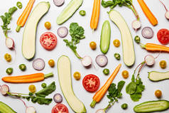在白色背景上新鲜切片美味蔬菜的顶视图