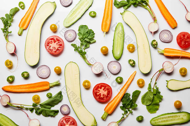 在白色<strong>背景上新</strong>鲜切片美味蔬菜的顶视图